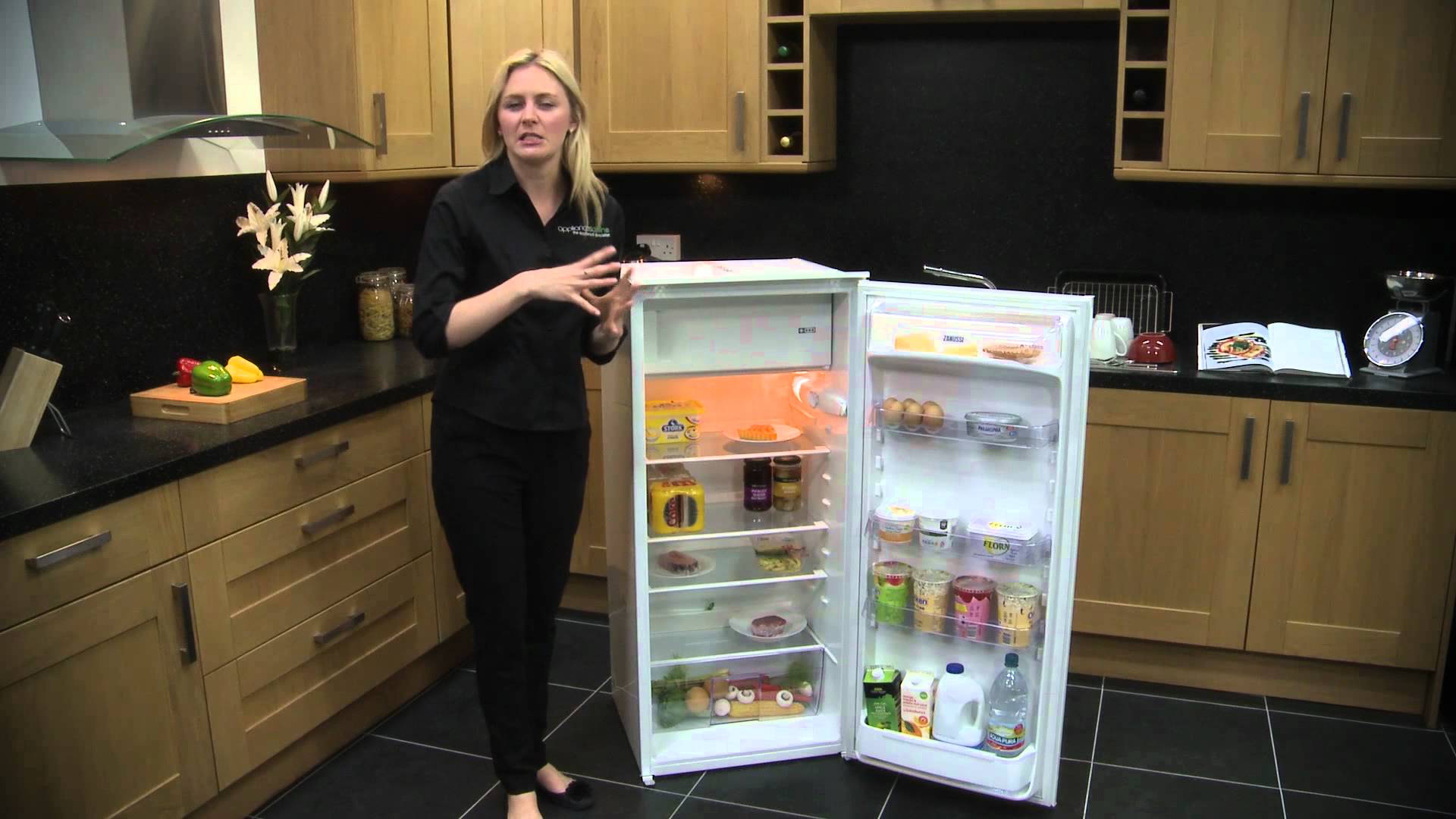 Холодильник высота 120. Zanussi ZBA 22420 sa. Встраиваемый холодильник Zanussi ZBA 22420 sa. Холодильник на кухне. Морозильная камера на кухне.