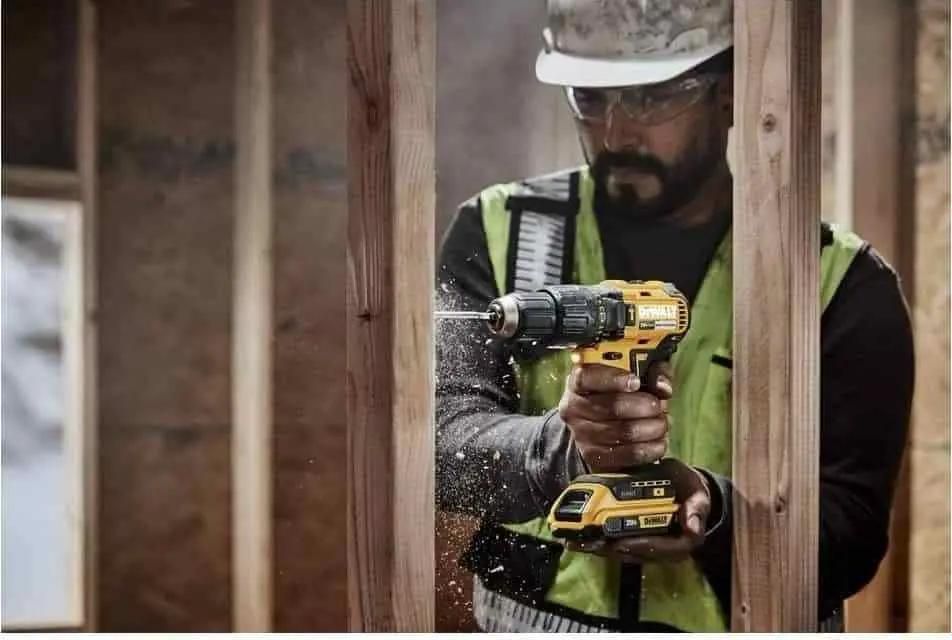 Дрель-шуруповерт DeWALT DCD778M2T-QW купить в Красноярске